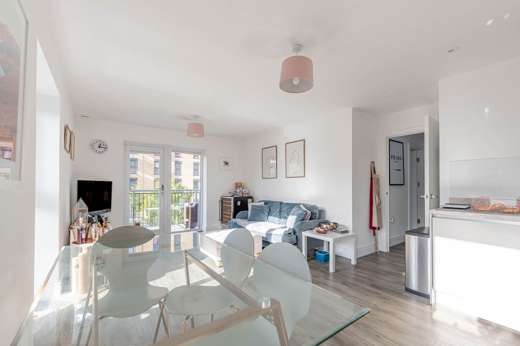 Additional image 3 of 2 bed flat for saleMeridian Way, Southampton SO14