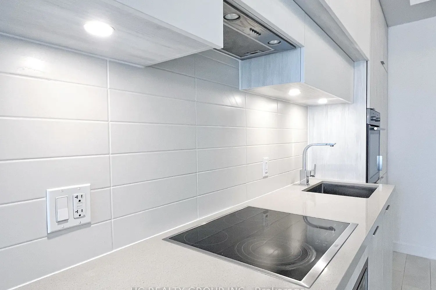 Additional image 7 of 8 Eglinton Avenue 5203