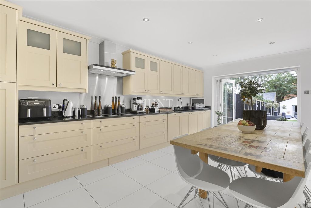Additional image 5 of 5 bed terraced house for saleBroomhill Road, Woodford Green IG8