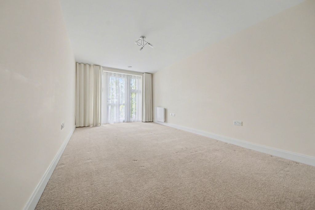 Additional image 8 of 2 bed flat for sale100 Riverdene Place, Bitterne Park SO18