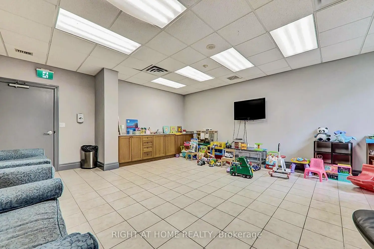 Additional image 20 of 2088 Lawrence Avenue 202