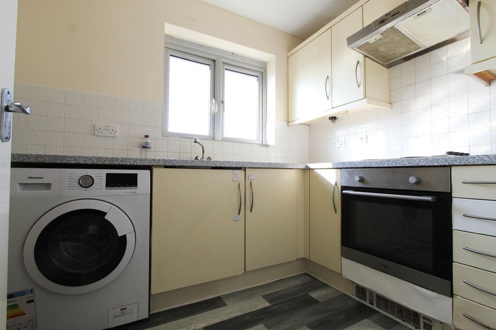 3 bed flat for saleMortimer Way, Witham CM8 photo 4