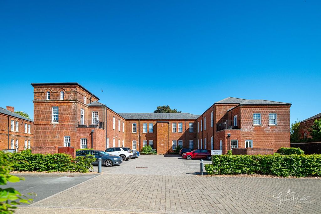 2 bed flat for saleBronte View, Whitecroft Park, Gatcombe PO30 photo 2