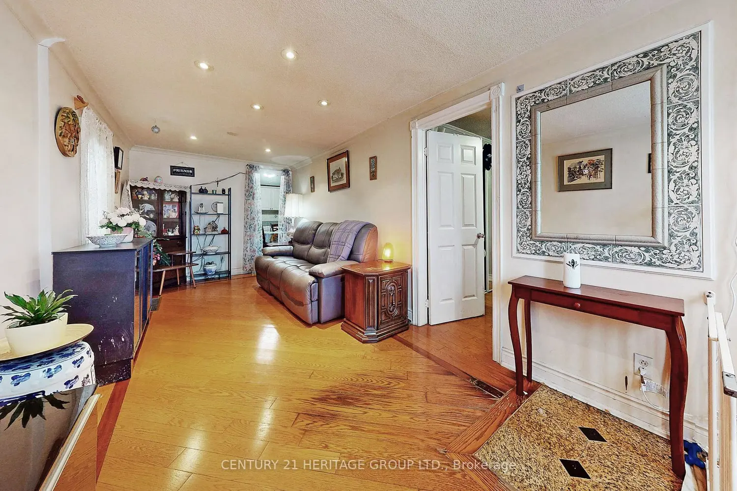 1045 East Avenue photo 2