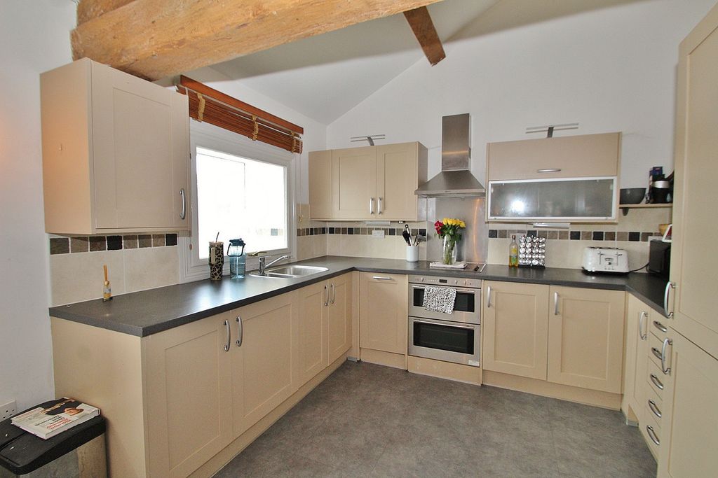 Additional image 3 of 3 bed flat for saleWoodford Mill, Witney OX28