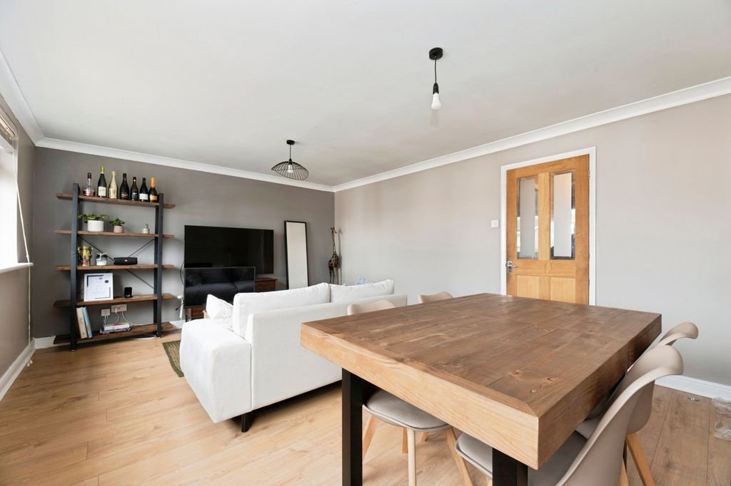 Additional image 6 of 2 bed flat for saleIdmiston Road, Worcester Park KT4