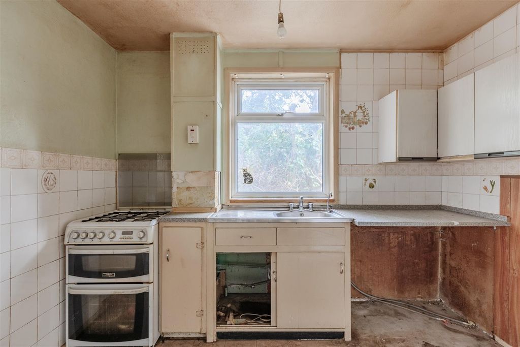 Additional image 3 of 3 bed property for saleDeerhurst Crescent, Portsmouth PO6