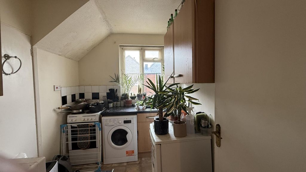 Additional image 6 of 2 bed flat for salePyle Street, Newport PO30