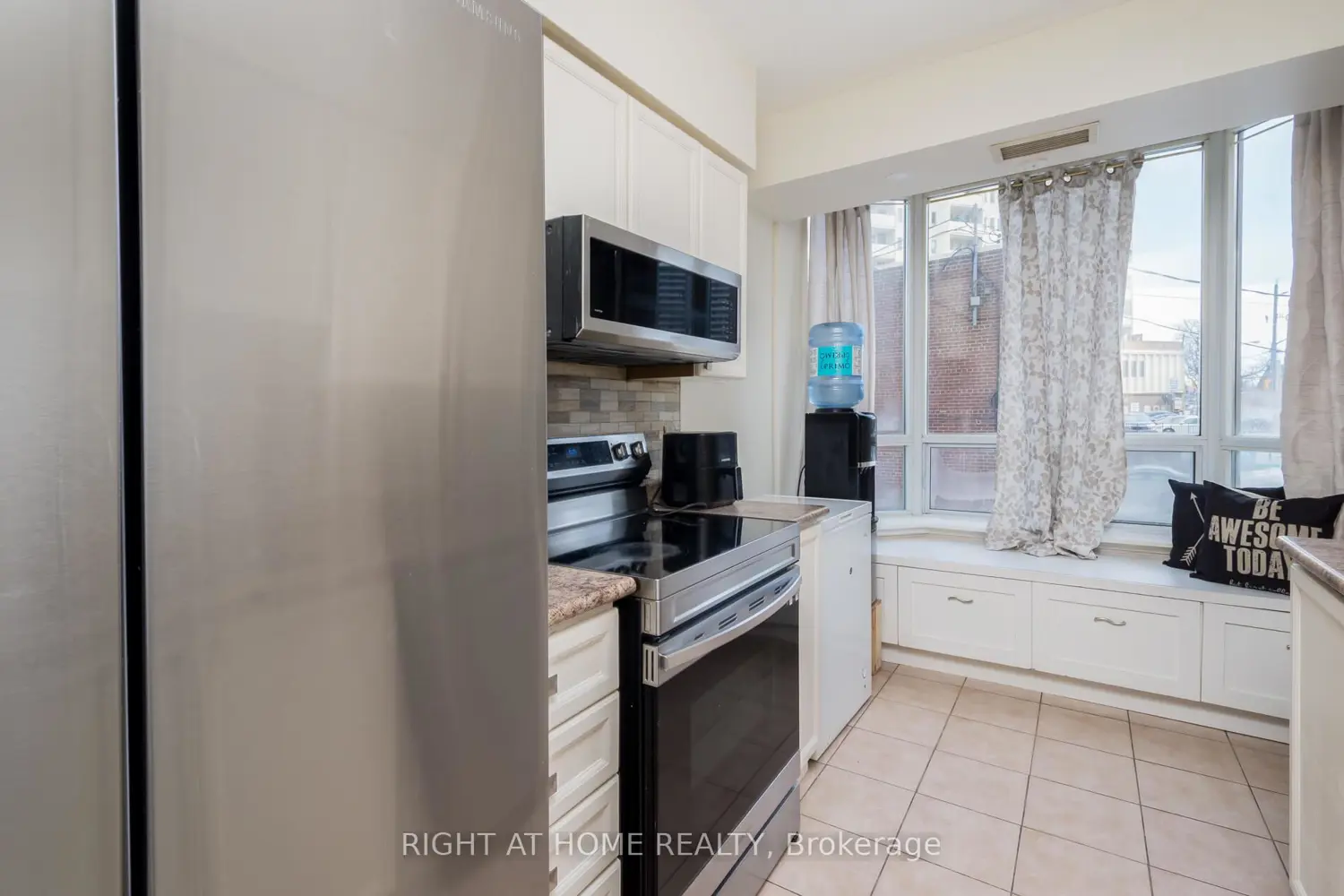 Additional image 8 of 2088 Lawrence Avenue 202
