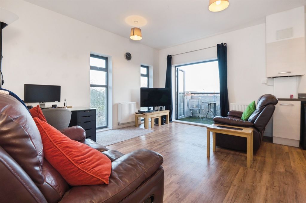 2 bed flat for saleMercator Close, Southampton SO16 photo 2