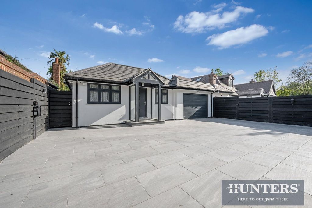 4 bed detached bungalow for saleThe Arches, Grafton Road KT4