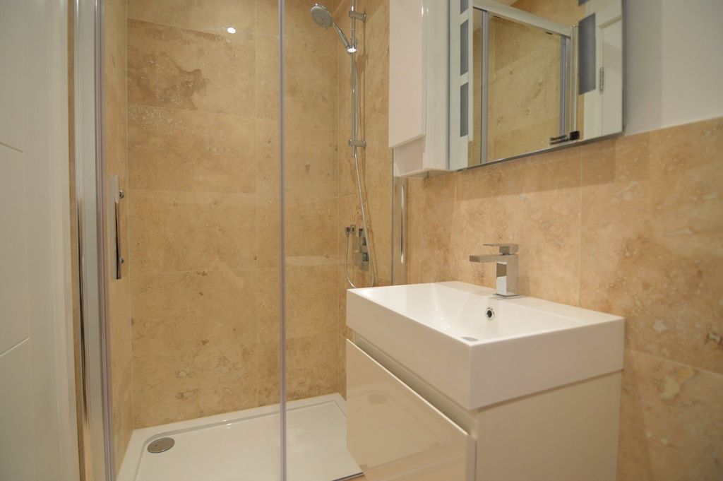 Additional image 9 of 13 bed detached house for salePeach Street, Wokingham, Berkshire RG40