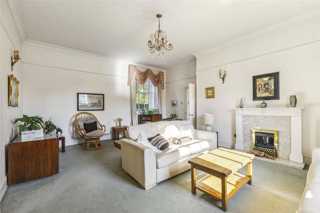 2 bed flat for salePeninsula Square, Winchester, Hampshire SO23 photo 2