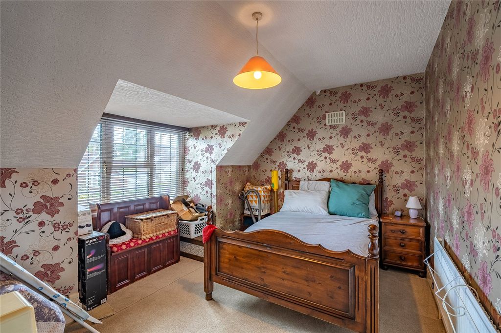 4 bed detached house for saleRiley Crescent, Wolverhampton, West Midlands WV3 photo 5