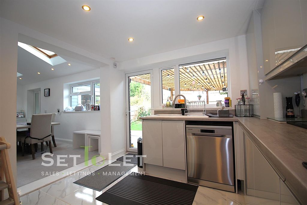 4 bed property for saleAsh Tree Road, Oadby, Leicester LE2 photo 5