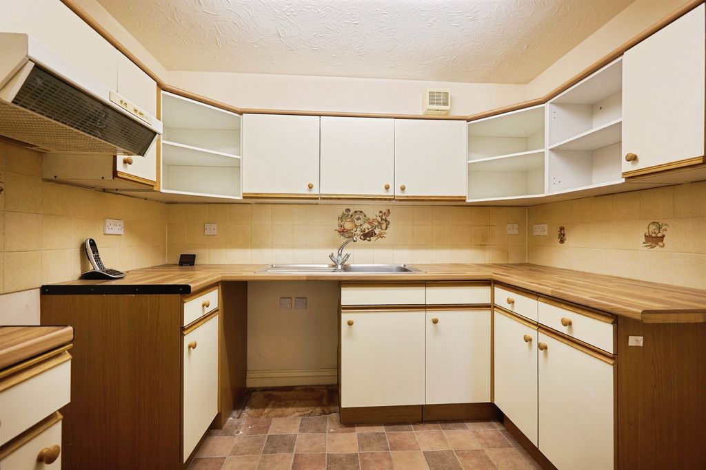Additional image 6 of 2 bed flat for saleBarnaby Mead, Gillingham SP8