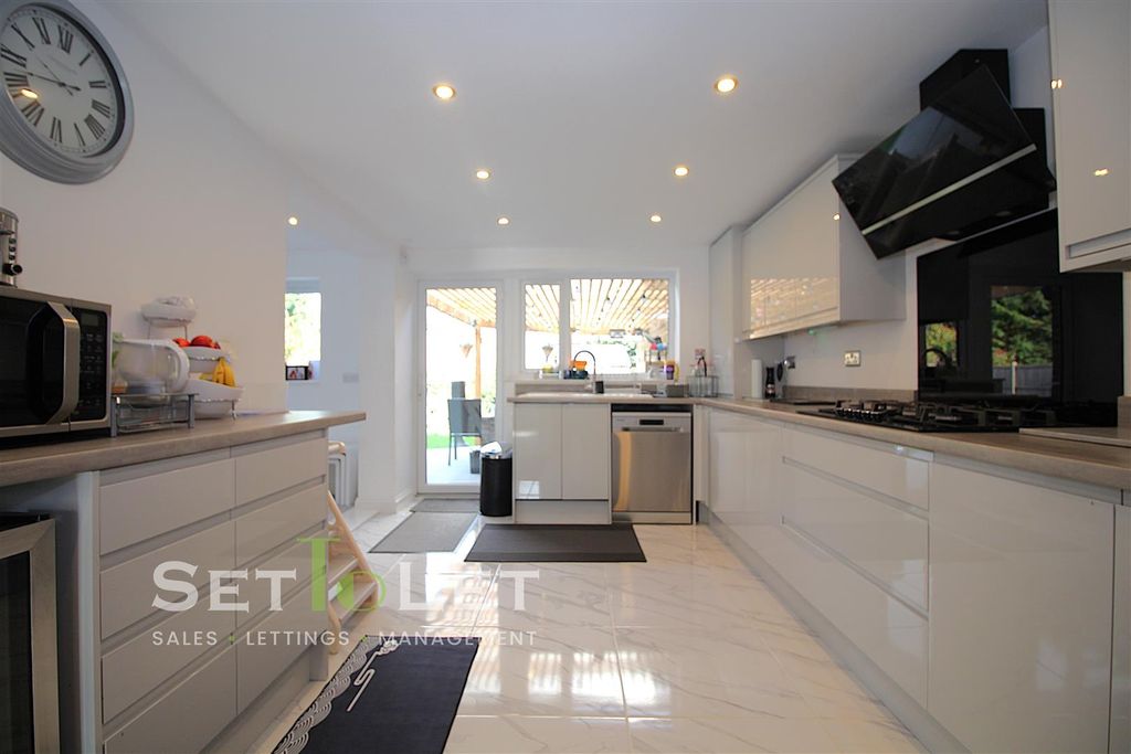 4 bed property for saleAsh Tree Road, Oadby, Leicester LE2 photo 4