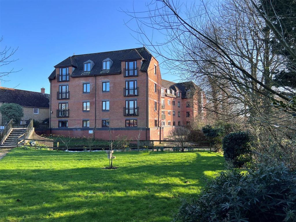 2 bed flat for saleBarnaby Mill, Barnaby Mead, Gillingham SP8