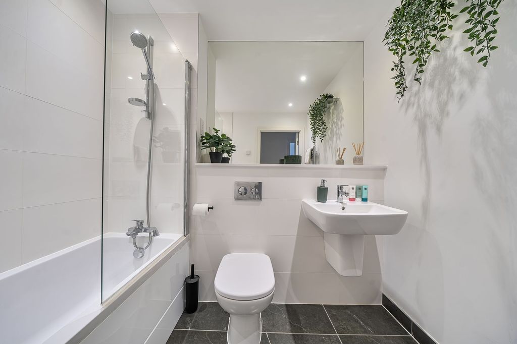 Additional image 4 of 2 bed flat for saleThomas Blake Avenue, Southampton SO14