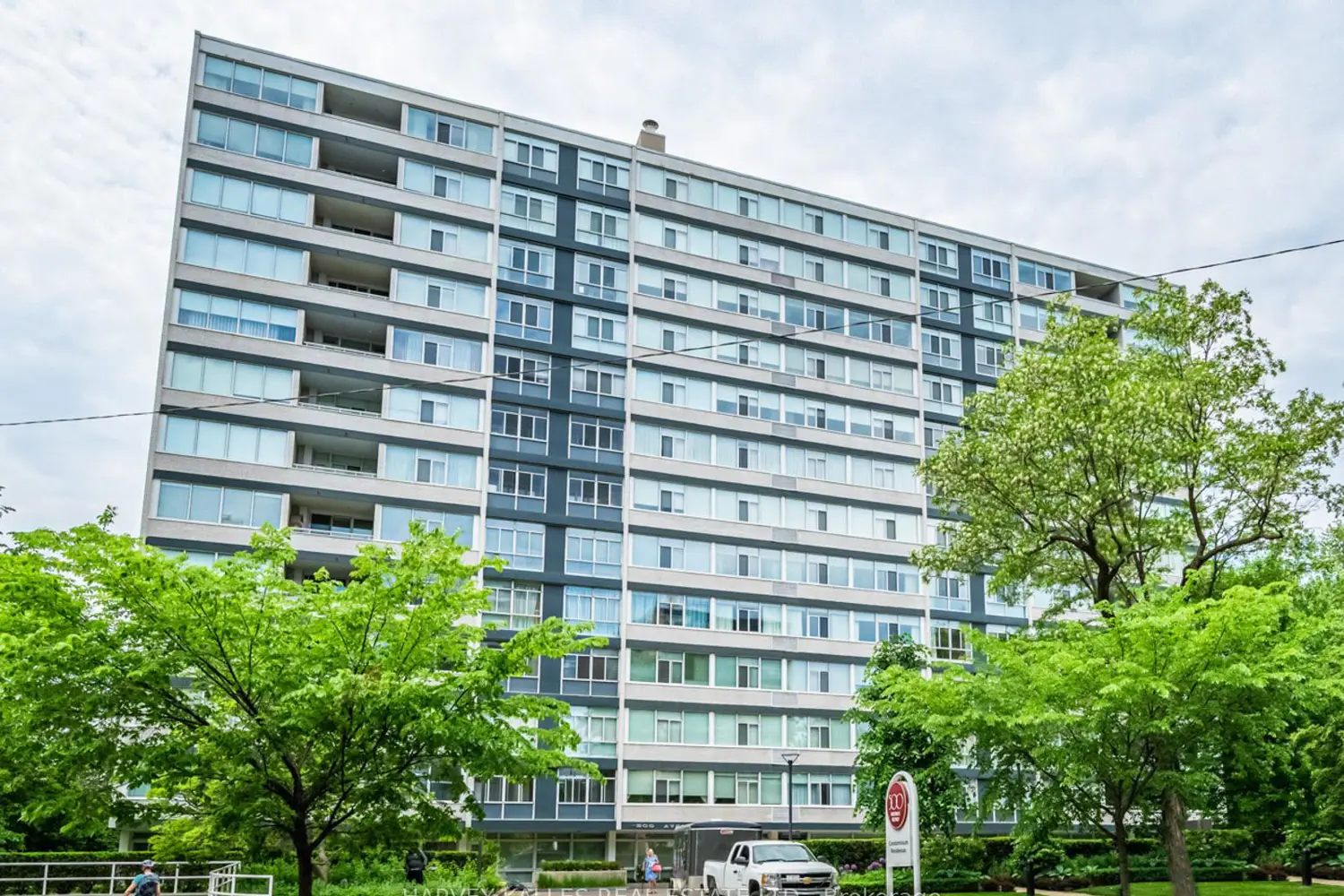 500 Avenue Road 1201