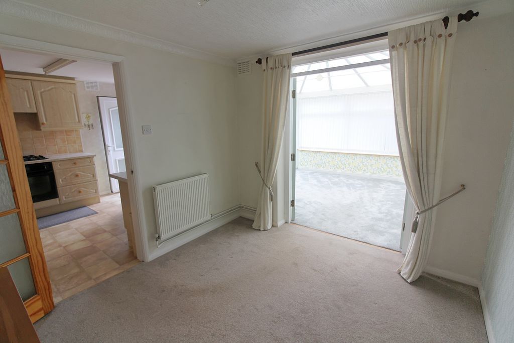 4 bed semi-detached house for saleFerndale Road, Thurmaston, Leicester LE4 photo 4