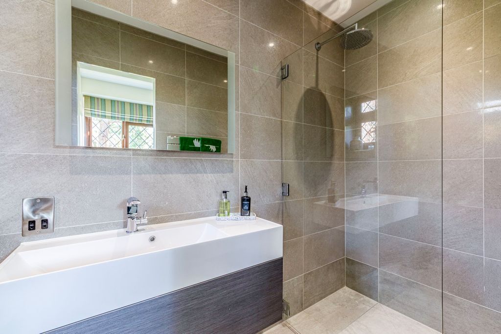 Additional image 28 of 5 bed detached house for salePyrford, Surrey GU22