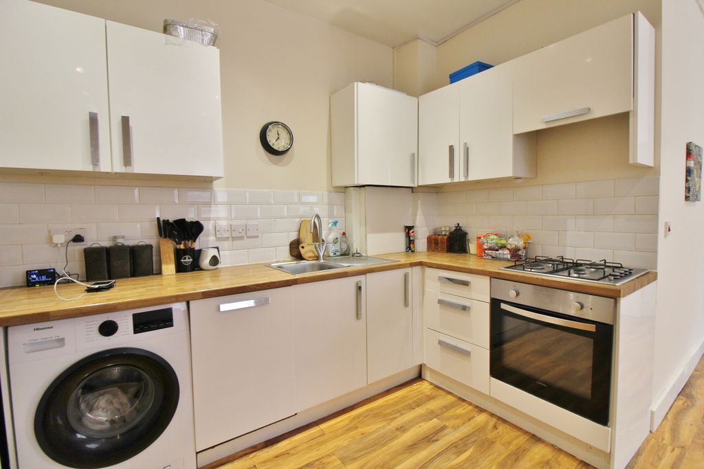 2 bed flat for saleStation Road, Copnor PO3 photo 3