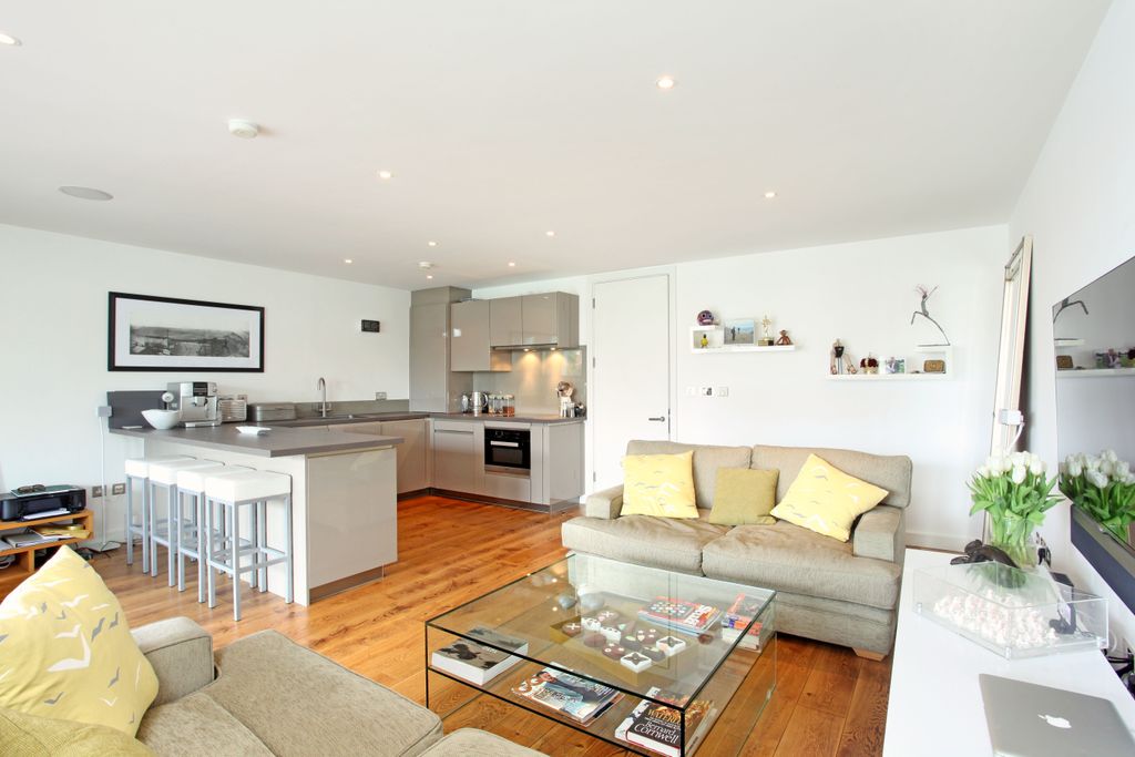 Additional image 3 of 2 bed flat for saleFarm Yard, Windsor SL4