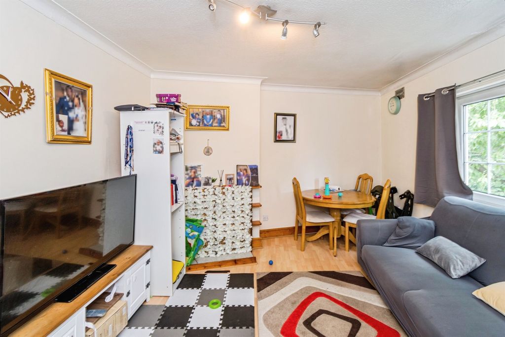 2 bed flat for saleWide Lane, Southampton SO18 photo 4