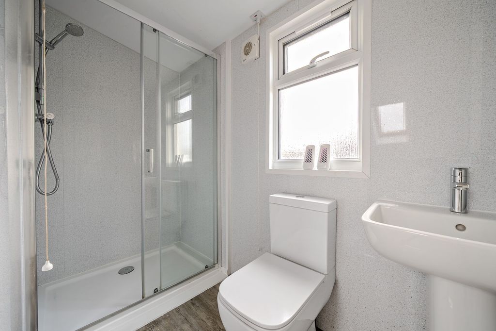 5 bed detached bungalow for saleMerridale Road, Southampton SO19 photo 4
