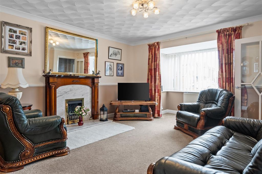 4 bed detached house for saleOwthorne Grange, Withernsea HU19 photo 3