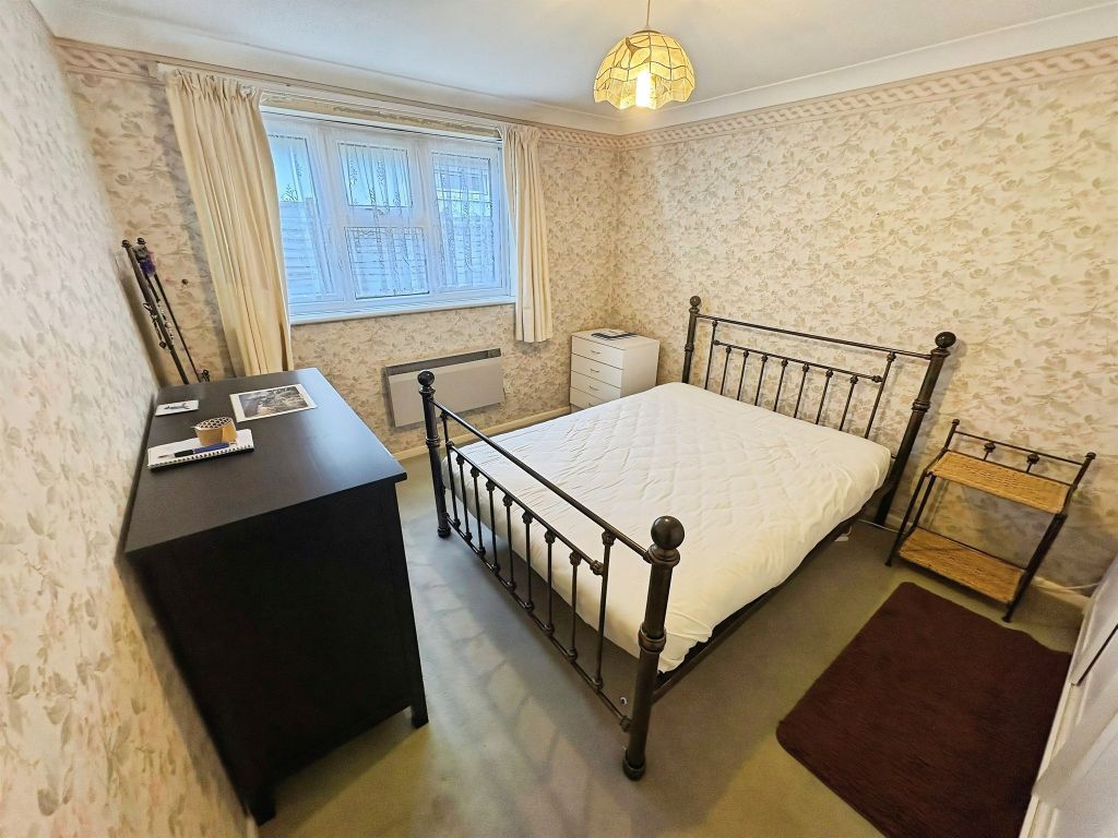 2 bed flat for salePine Drive, Southampton SO18 photo 5