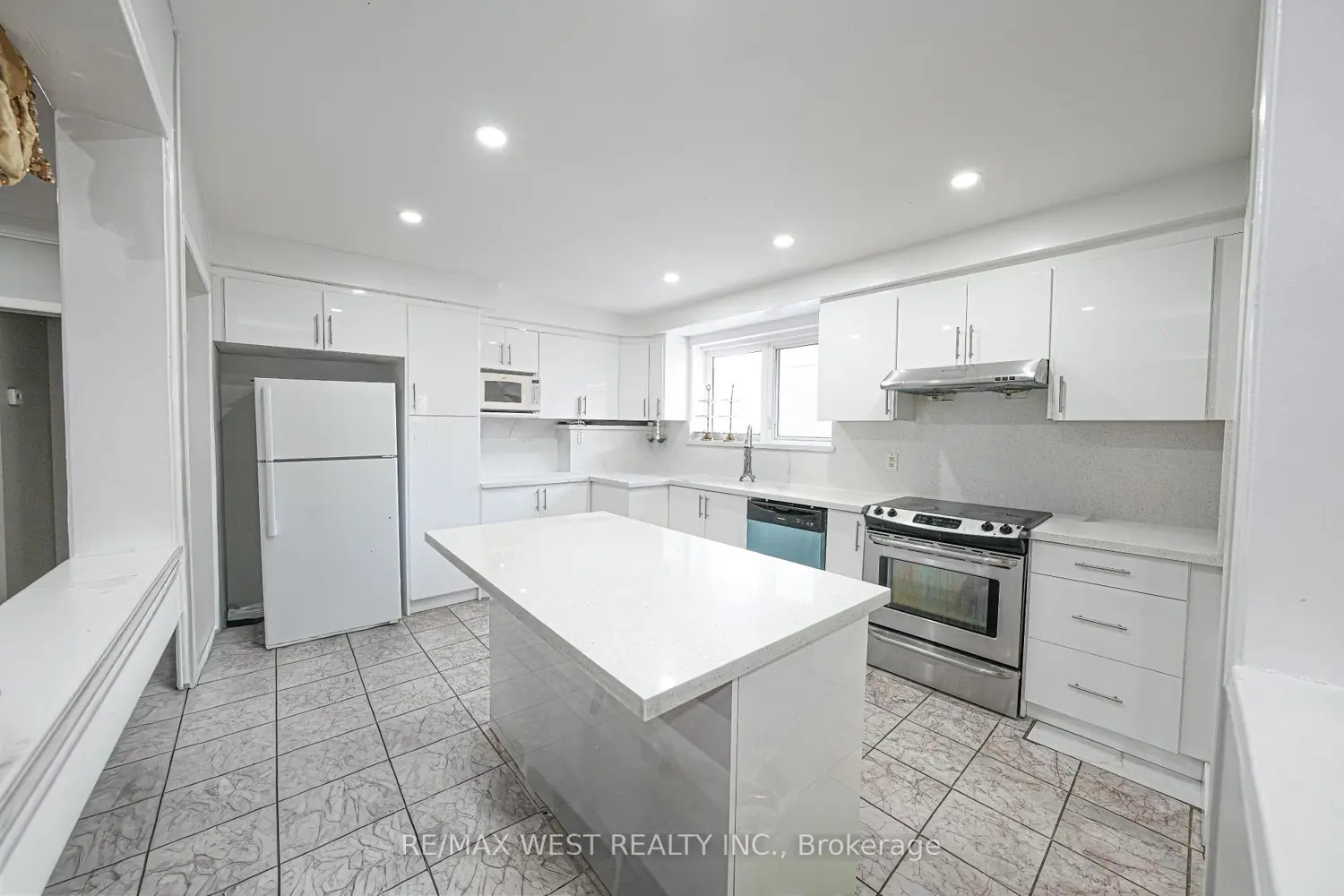 812 Kennedy Road photo 3