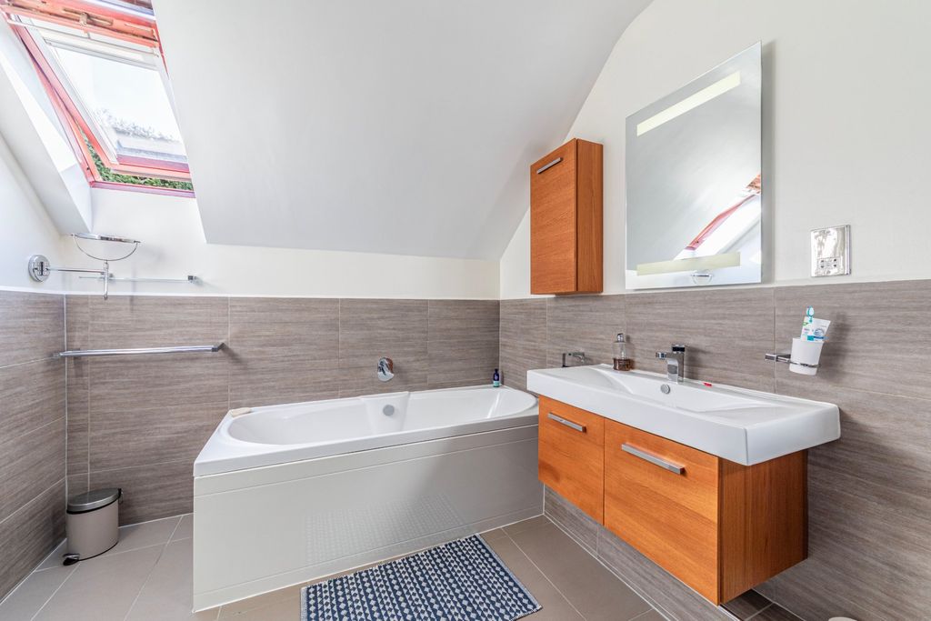 Additional image 36 of 5 bed detached house for salePyrford, Surrey GU22