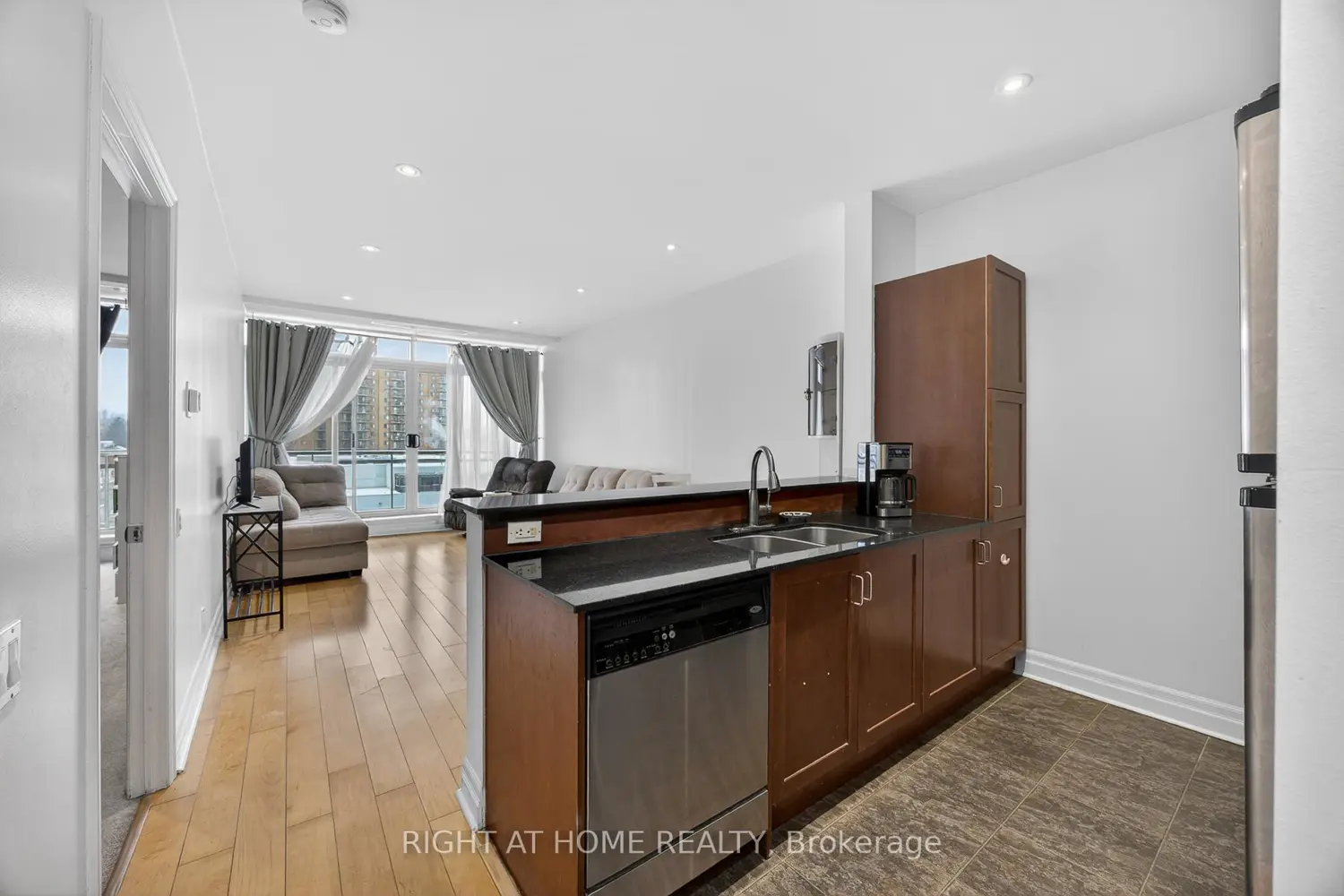Additional image 9 of 44 Bond Street 518