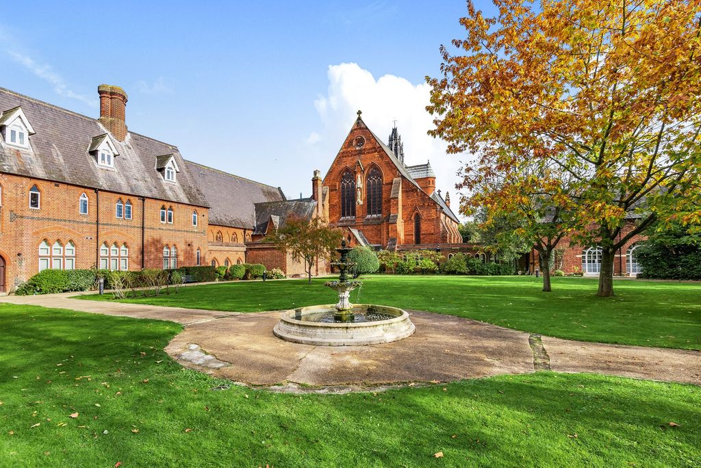 2 bed flat for saleWindsor SL4 photo 4