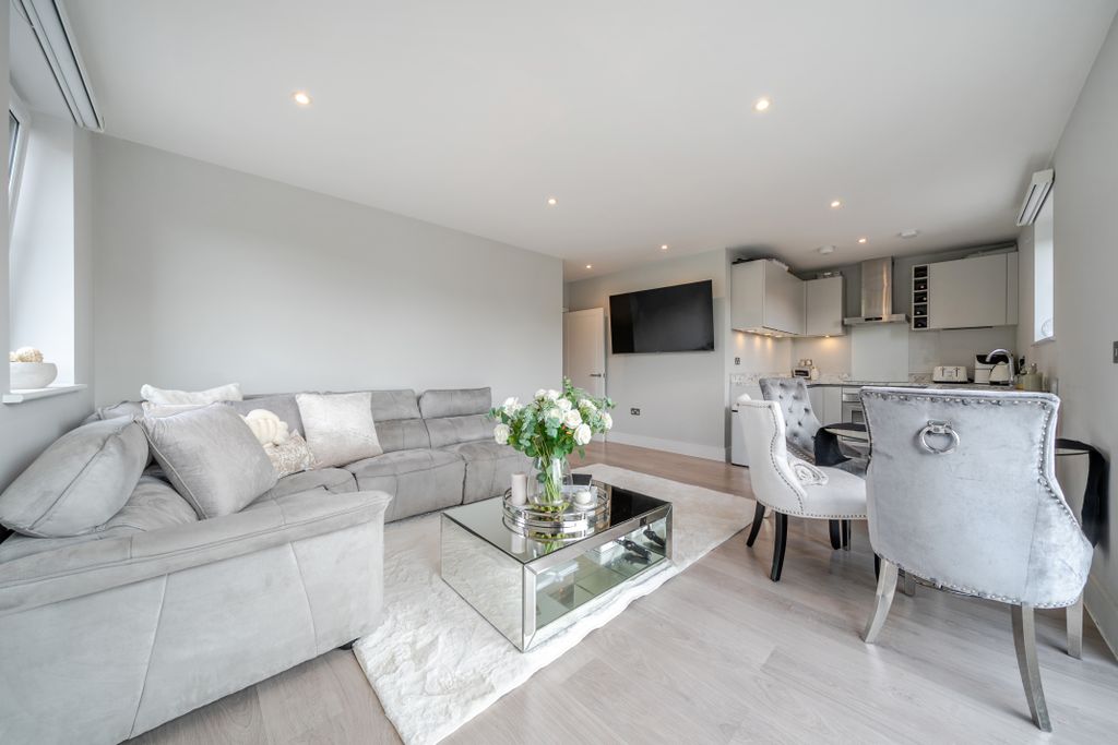 Additional image 2 of 2 bed flat for saleWhyteleafe Hill, Whyteleafe CR3
