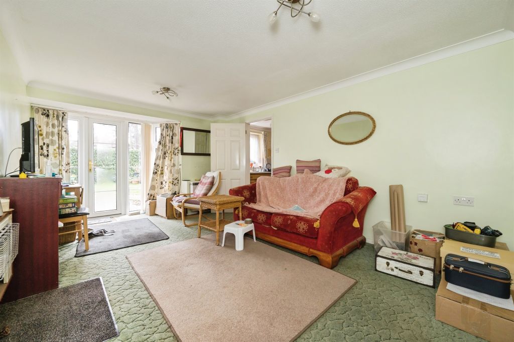 2 bed flat for salePine Drive, Southampton SO18 photo 2