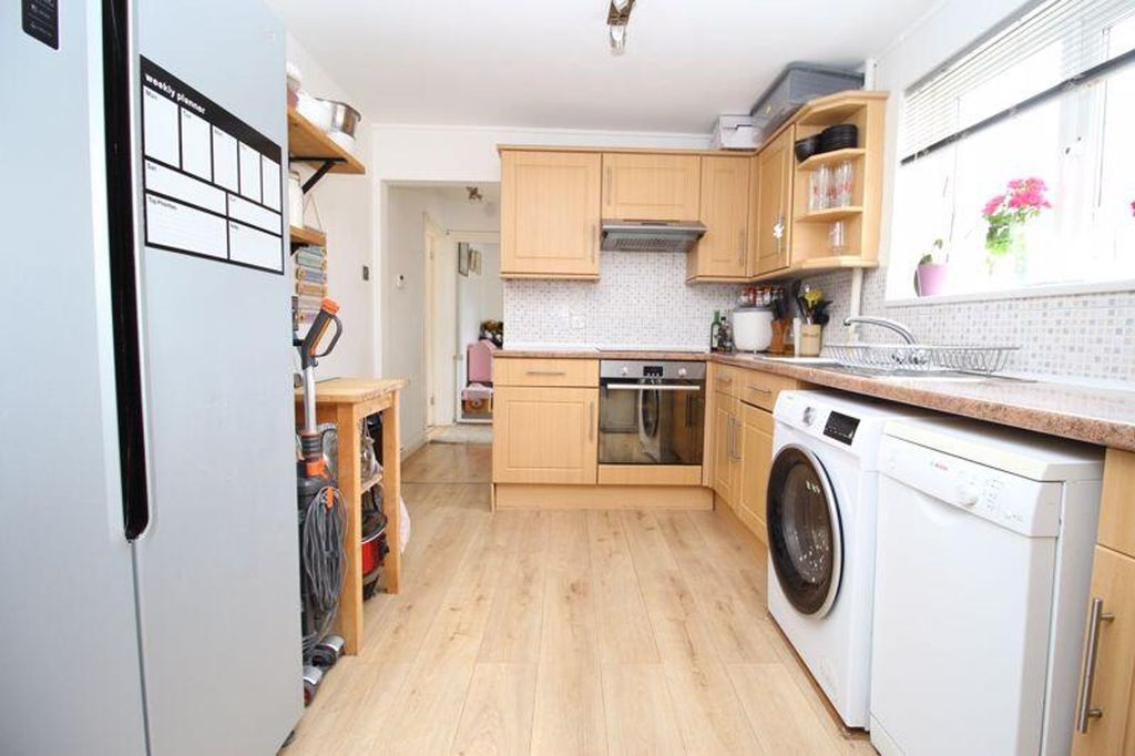 2 bed flat for saleMacarthur Crescent, Southampton SO18 photo 2
