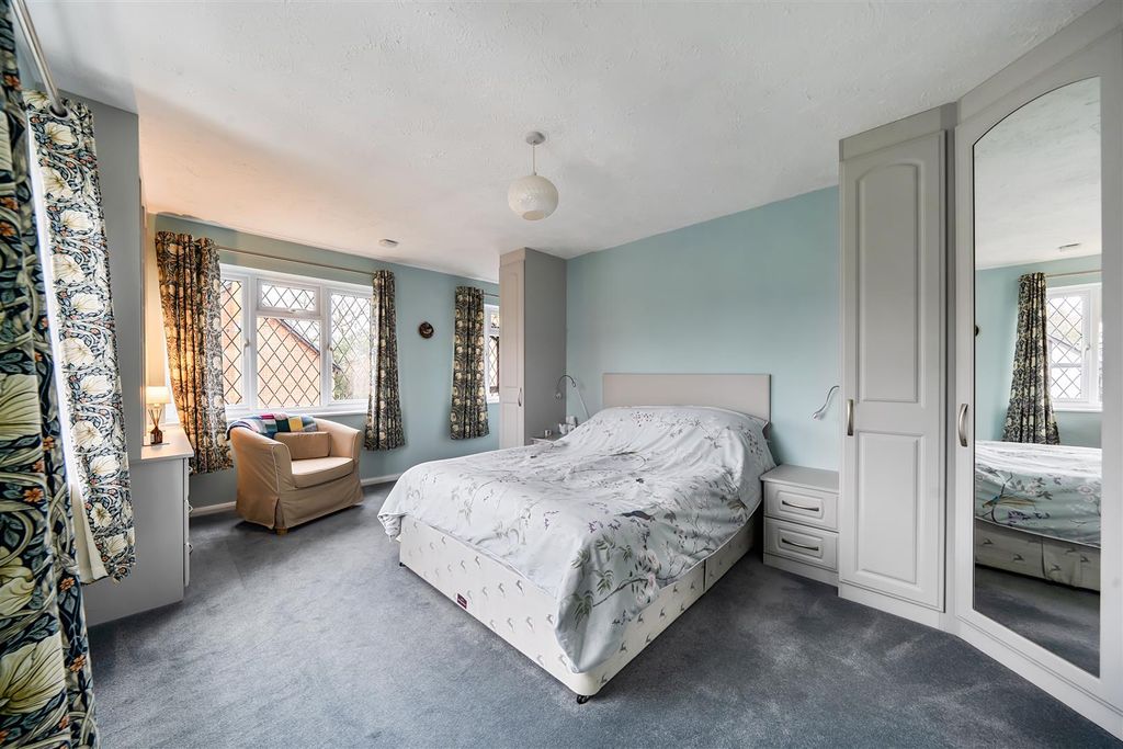 Additional image 25 of 5 bed detached house for saleDunsmore Gardens, Yateley, Hampshire GU46