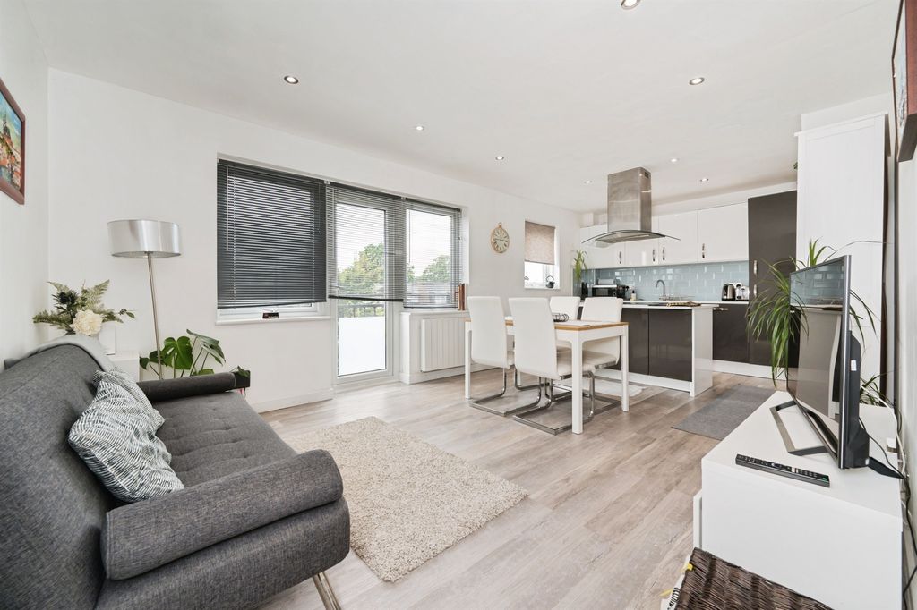 Additional image 2 of 2 bed flat for saleWaterloo Road, Southampton SO15
