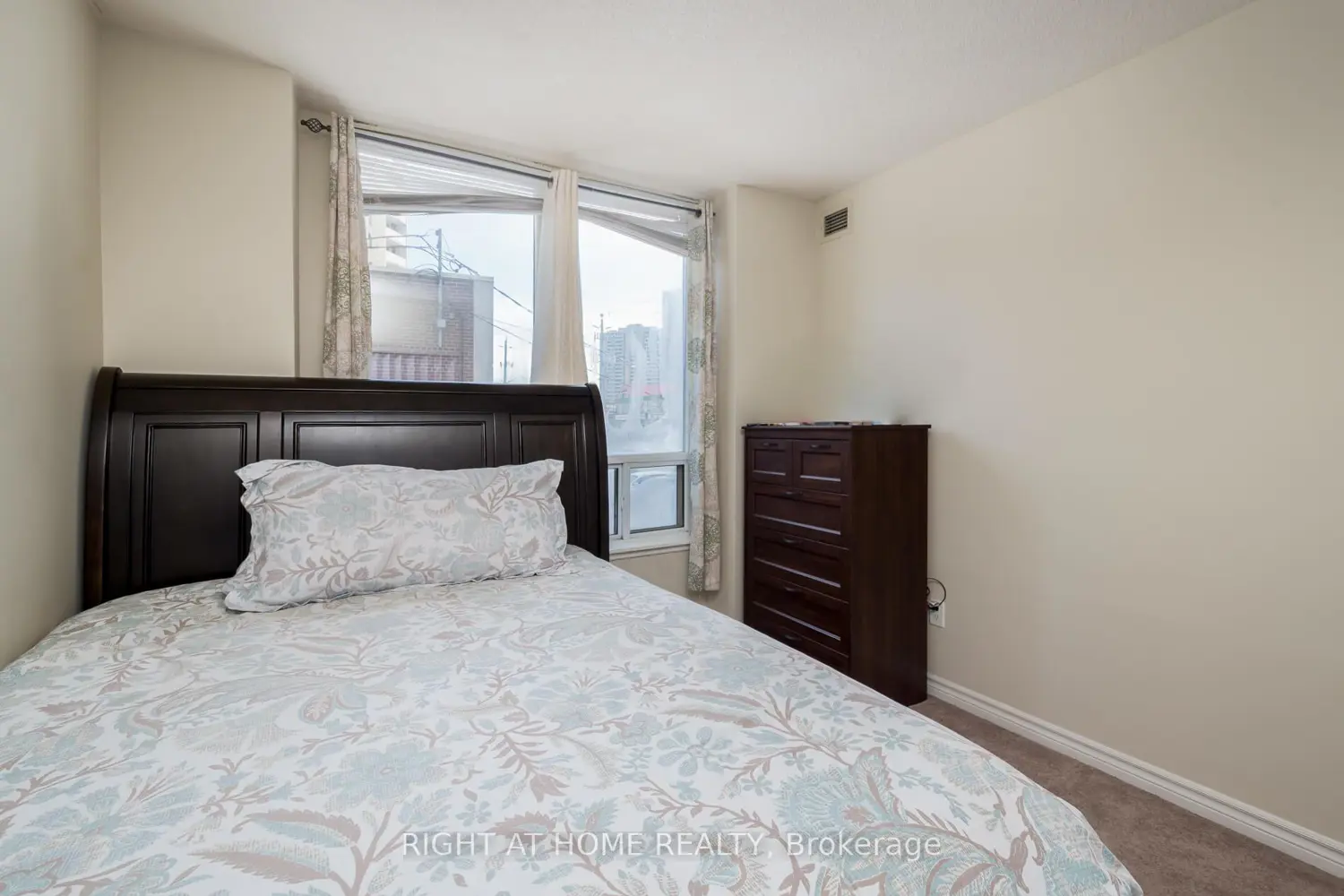 Additional image 15 of 2088 Lawrence Avenue 202