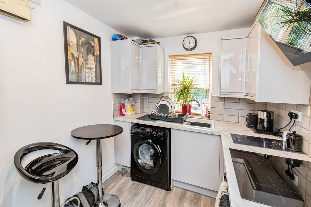Additional image 2 of 2 bed flat for saleWestridge Road, Southampton SO17