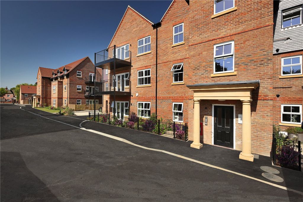 2 bed flat for salePinewood Place, Hatch Lane, Windsor, Berkshire SL4