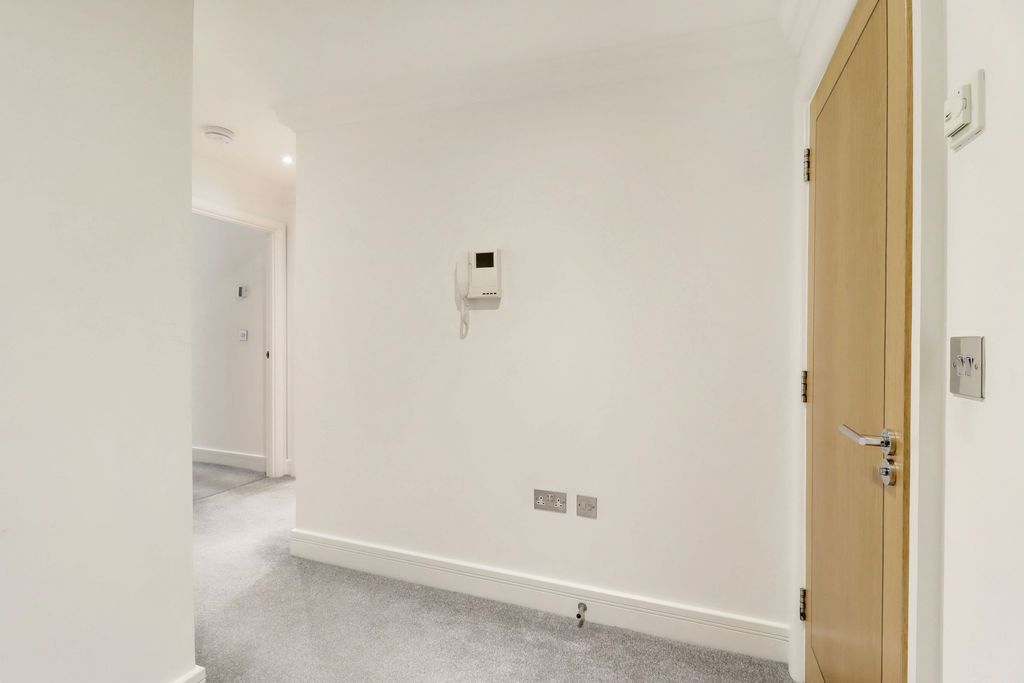 Additional image 6 of 2 bed flat for saleLondon Road, Windlesham GU20
