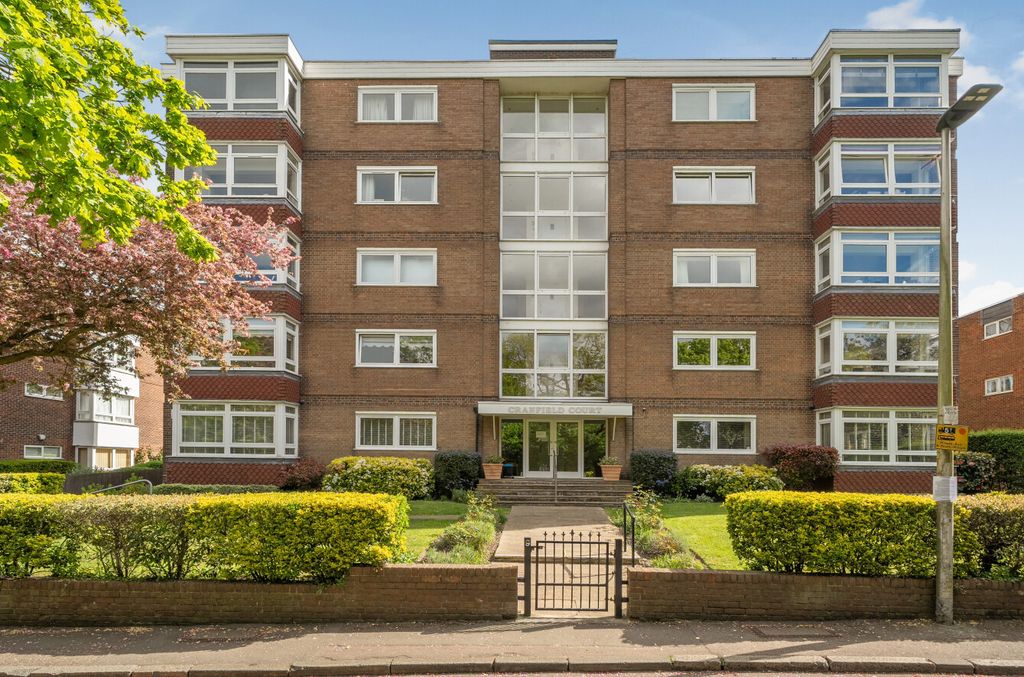 2 bed flat for saleCranfield Court, Sunset Avenue, Woodford Green IG8