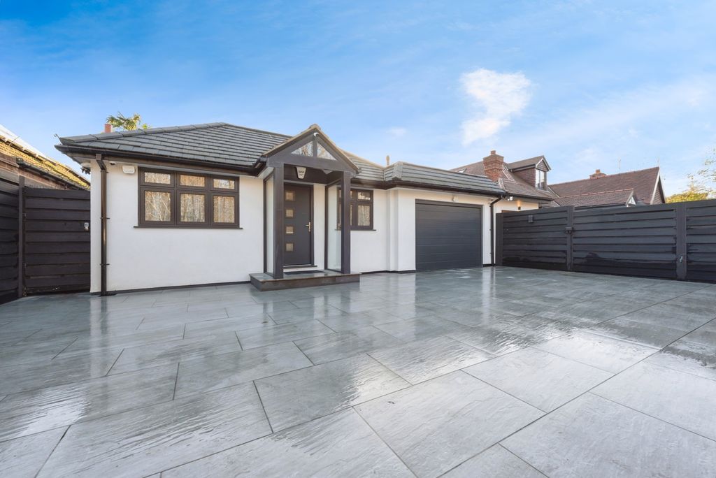 4 bed bungalow for saleGrafton Road, Worcester Park, Surrey KT4