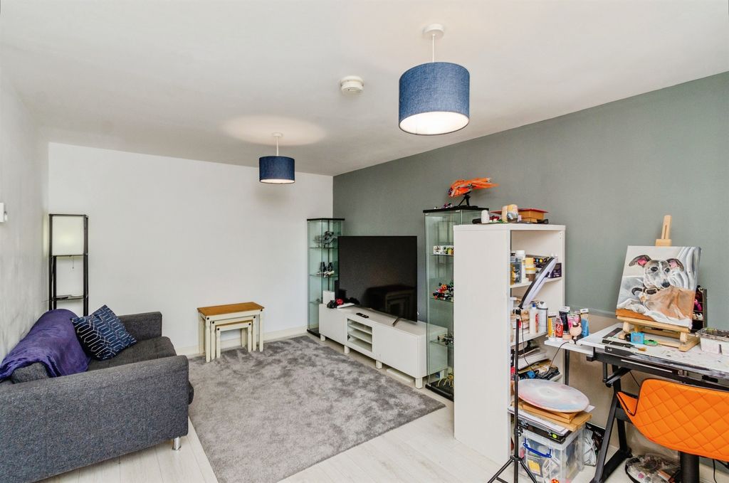 2 bed flat for saleRosehill, Willenhall WV13 photo 2