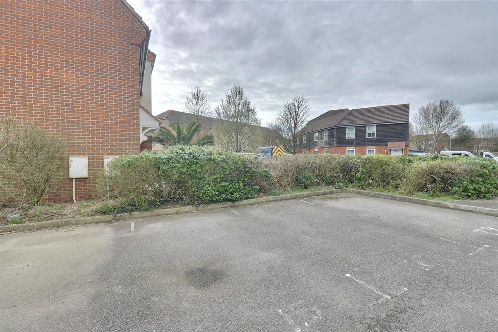Additional image 16 of 4 bed town house for saleEast Shore Way, Portsmouth PO3