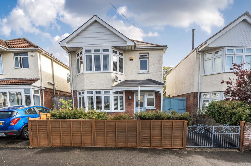 3 bed detached house for saleClaremont Crescent, Regents Park, Southampton, Hampshire SO15